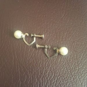 Vintage Pearl screw back earrings